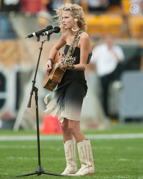 Taylor Swift First Album, Taylor Swift 2006, Taylor Swift Outfits, Country Music Stars, Taylor Swift Album, National Anthem, This Is Love, Taylor Swift Pictures, Music Star