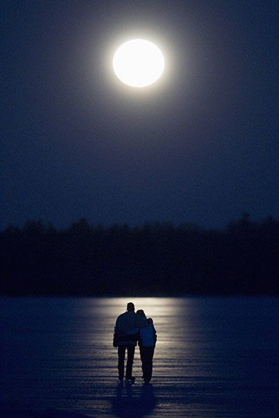 Credit: Fred Thornhill/Reuters A couple skate under a full moon on Pigeon Lake near Bobcayeon, Ontario SUPER MOON 2014/10/08 Just for Lovers! Moon Dance, Shoot The Moon, Moon Shadow, Slaap Lekker, Moon Pictures, Moon Rise, Super Moon, Moon Lovers, Night Photos