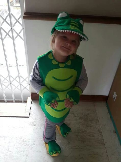 Crocodile costume Diy Alligator Costume, Croc Costume, Peter Pan Kostüm, Alligator Costume, Crocodile Costume, Book Parade, Captain Hook Costume, Toad Costume, Peter Pan Costumes