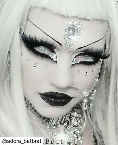 Dark Makeup Grunge, White Goth Makeup, Goth Makeup Men, Adora Batbrat, Ghost Makeup, Goth Eye Makeup, Makeup Dark, Creepy Makeup, Drag Make-up