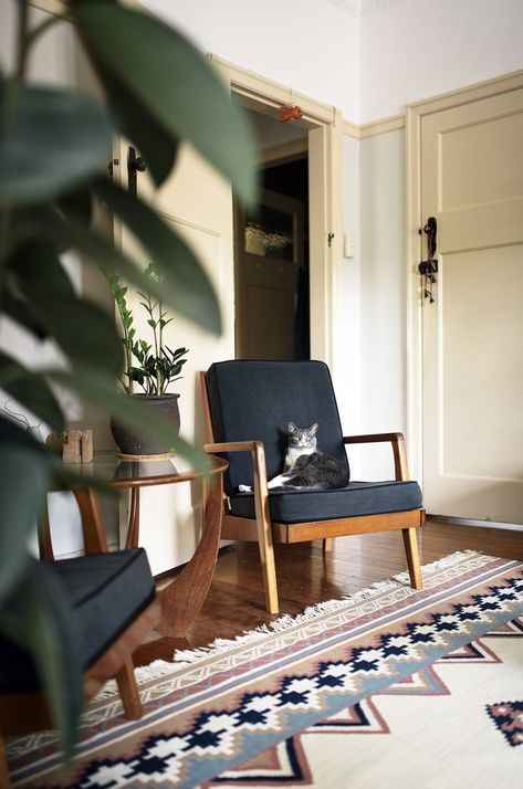 Even the cat feels at home on the lovely Danish-style armchairs! | See Why Reddit Is Freaking Out Over This Apartment | POPSUGAR Home Photo 9 Interior Design Per La Casa, 1920s House, London Interior, Biophilic Design, Danish Style, Bohemian Lifestyle, A Rug, Design Studios, Design Del Prodotto