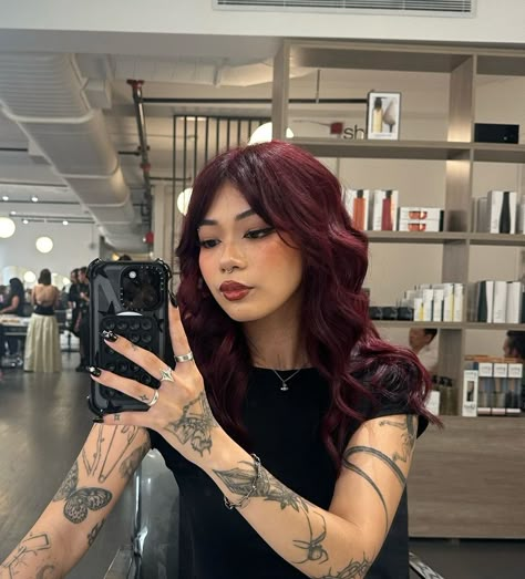 Pelo Color Vino, Cherry Hair Colors, Model Workout, Wine Red Hair, Red Hair Inspo, Wine Hair, Cherry Hair, Cute Hair Colors, Trendy Activewear