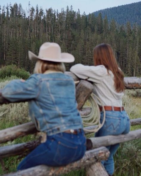 Cowgirl Best Friends, Isabellacore Aesthetic, Yellowstone Aesthetic, Yellowstone Ranch, Foto Cowgirl, Western Photoshoot, Cowboy Romance, Western Life, Cowgirl Aesthetic