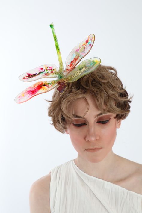 Transparent innovative materials mix with abstract colours in this flying dragonfly headpiece by British milliner and designer SHANDANA. Dragonfly Headpiece, Dragonfly Costume, Flying Dragonfly, Costumes 2024, Elevated Fashion, Innovative Materials, Headpiece, Hats, Design