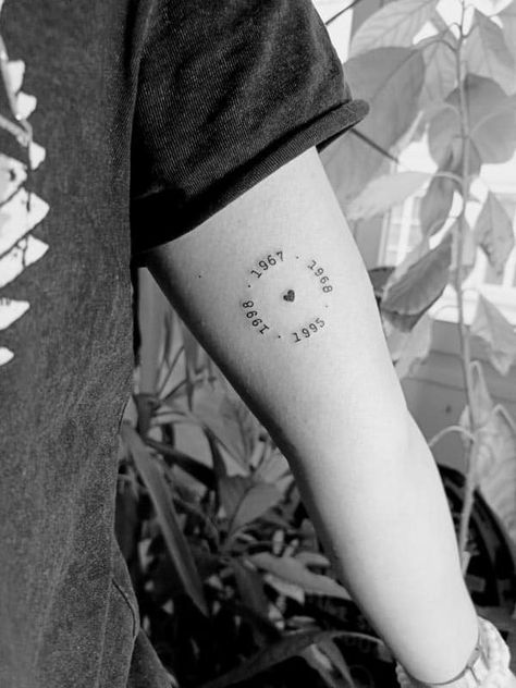 Tatoos Dates Births, Date Circle Tattoo, Family Birth Dates Tattoo, Family Date Of Birth Tattoos, Dates In Circle Tattoo, Dates In A Circle Tattoo, Circle Of Dates Tattoo, Family Dates Tattoos, Circle Dates Tattoo