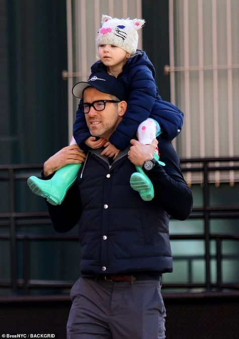 Ryan Reynolds and daughter James Ryan Reynolds And His Daughters, Ryan Reynolds Young, Ryan Reynolds Daughter, Ryan Reynolds Family, Blake Ryan, Ryan Reynolds Kids, Blake Reynolds, Ryan Phillipe, Blake Lively Ryan Reynolds