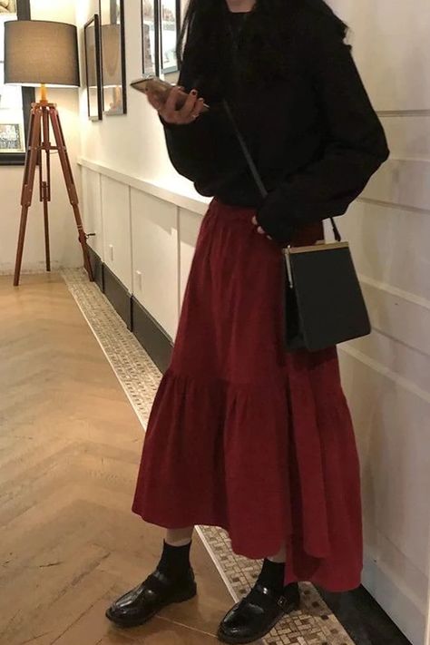 Long Red Skirt Outfit, Red Skirt Outfits, Red Long Skirt, Wine Outfit, Long Skirt Outfits, Winter Skirt Outfit, Skirt Y2k, School Clothes, Diy Clothing