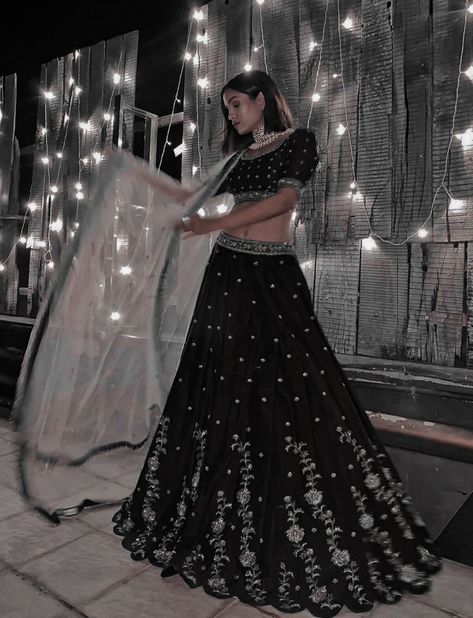 Lehanga For Night Wedding, Dark Lengha, Black Lengha Outfit Simple, Indian Lengha Aesthetic, Black Aesthetic Lehenga, Black Wedding Dress Indian, Black Lehenga Aesthetic, Black Desi Clothes, Black Lehenga Party Wear Indian Weddings