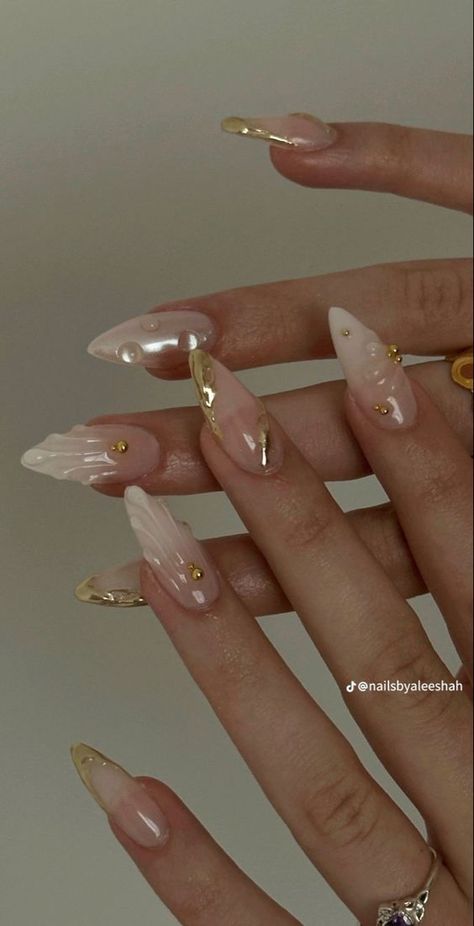 Fairytale Acrylic Nails, Short Nail Stilleto Ideas, Nails Acrylic For Wedding, Almond Nails Simple Classy, Gel Almond Nails Ideas, Gold Tip Almond Nails, Sade Aesthetic Nails, Pearl Nails With Gold, Builder Gel Designs