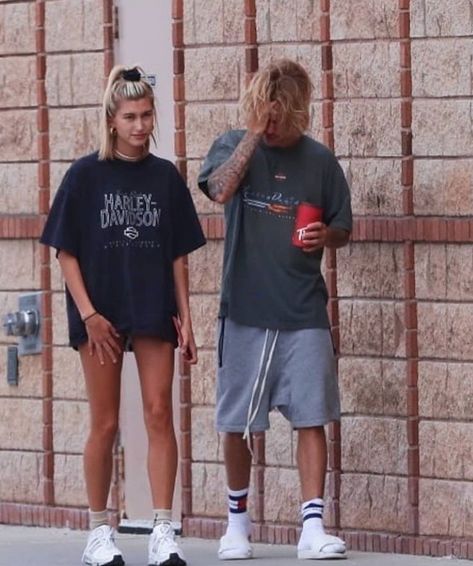 Hailey Bieber Tshirt Outfit, Haily Baldwin, Stratford Ontario, Hailey Baldwin Style, Tshirt Outfit, Couples Vibe, Model Aesthetic, Hailey Baldwin, Tshirt Outfits