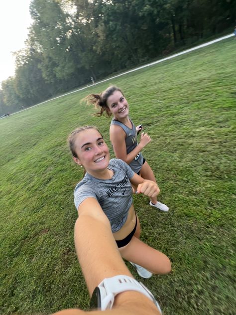 Cross Country Running Aesthetic, Cross Country Outfits, College Athlete Aesthetic, Xc Season, Cross Country Aesthetic, Cross Country Pictures, Track Szn, Running Fits, Running Inspo