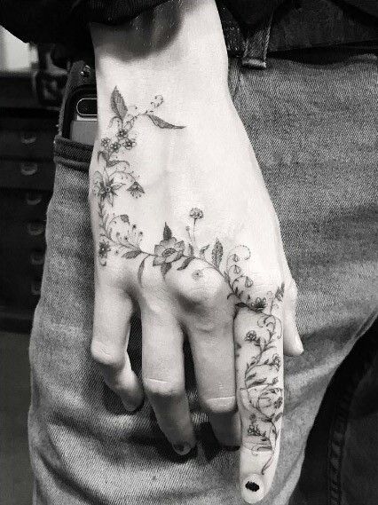 Floral hand tattoo Dr Tattoo, Tattoo Main, Flower Vine Tattoos, Cool Finger Tattoos, Herren Hand Tattoos, Simple Hand Tattoos, Henne Tattoo, Dr Woo, La Tattoo