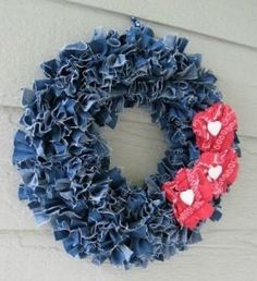 50+ easy and useful craft ideas for using old denim jeans. Crafts to recycle or re-purpose. Fun denim craft project ideas. DIY and no-sew old jeans projects to make. Simple, recycled jean craft ideas. Old Jeans Projects, Jean Crafts Ideas, Denim Wreaths, Återvinna Jeans, Artisanats Denim, Couronne Diy, Blue Jeans Crafts, Rag Wreath, Denim Projects