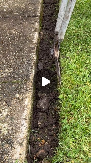 Acres Lawn Care on Instagram: "How to get a perfect straight edge using a scaffold plank. #satisfying #satisfyingvideos #howto #gardeninglife #spring #straight #edge #amazing #itreallyworks #instagram #smart #looksgood #follow #creative #tools #wood" Shed Edging Ideas, Wood Edging Ideas, Easy Landscape Edging Ideas, Backyard Edge Landscaping, Natural Edge Landscaping, Lawn Edge Ideas, Front Lawn Garden Ideas, Yard Edging Ideas, Parking Pad Ideas