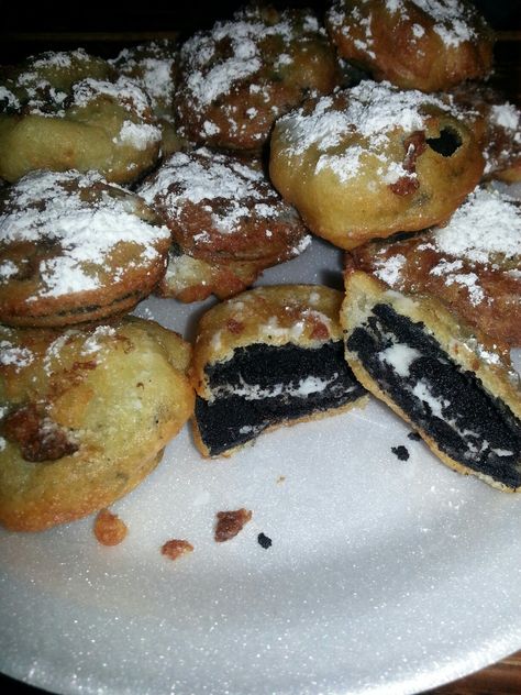 Fried Oreos using pancake mix Deep Fried Oreos In Air Fryer, Easy Deep Fried Oreos, How To Deep Fry Oreos, Fried Oreos Air Fryer Pancake Batter, Deep Fried Oreos Pancake Batter, Oreo Pancakes, Fried Oreos, Pancake Bites, Delicious Snacks Recipes