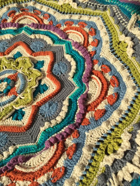 Mandala Madness Crochet, Mandala Crochet Blanket Free Pattern, Mandela Crochet, Crochet Diy Ideas, Mandala Haken, Crochet Quilt Pattern, Mandala Blanket, Yarn Project, Mandala Crochet