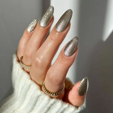 “Champagne-Frosted” Nails Are the New Way to Nude Champagne Chrome Nails, Holiday Nail Colors, Holiday Nail Polish, Metallic Nails Design, Champagne Nails, Magnetic Polish, Magnetic Nail Polish, Metallic Nail, Velvet Nails