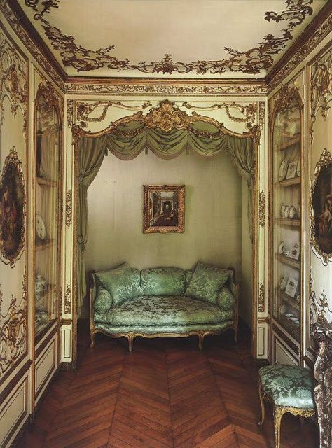 Regal Rooms Armchair Drawing, Baroque Armchair, Comfy Corner, Palace Interior, Smart Tiles, Window Seats, Paris Home, Historic Houses, Casa Vintage