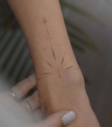 Fine Line Tattoo Women, Feminine Fine Line Tattoo, Tato Minimal, Hand And Finger Tattoos, Boho Tattoos, Mommy Tattoos, Koi Tattoo, Petite Tattoos, Inspiration Tattoo