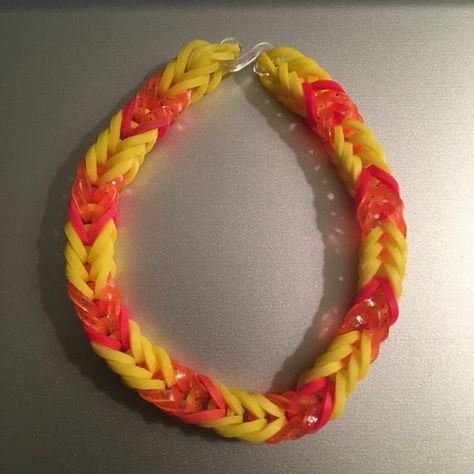 2025 Crafts, Fishtail Loom Bracelet, Pokemon Bracelet, Rainbow Loom Fishtail, Wonder Loom, Fishtail Bracelet, Loom Band Bracelets, Rainbow Looms, Bracelet Loom