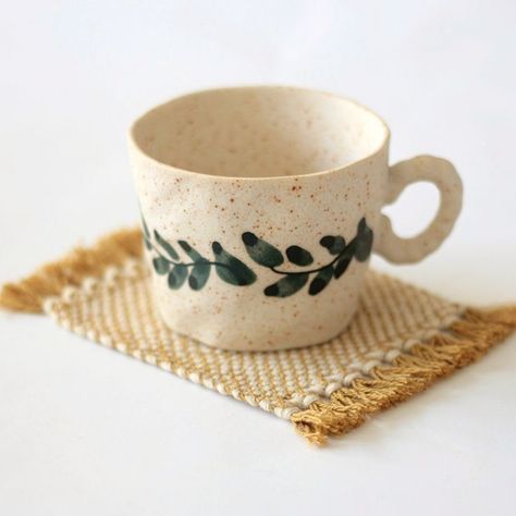 Mini Weaving, Diy Keramik, Pottery Painting Designs, Keramik Design, Painted Mugs, Diy Pottery, Ceramics Pottery Art, Ceramics Ideas Pottery, Pottery Designs