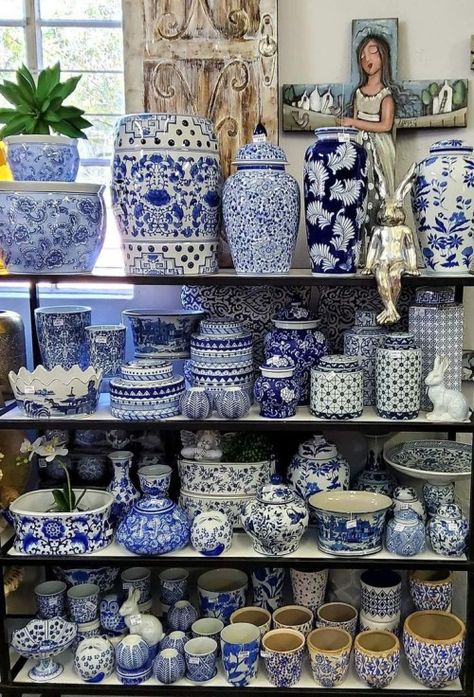 Blue And White China Plates, Blue And White Ceramics, Blue And White Decor, Blue And White Dinnerware, Blue And White Living Room, Blue Living Room Decor, Chinoiserie Decorating, Blue White Porcelain, Blue White Decor