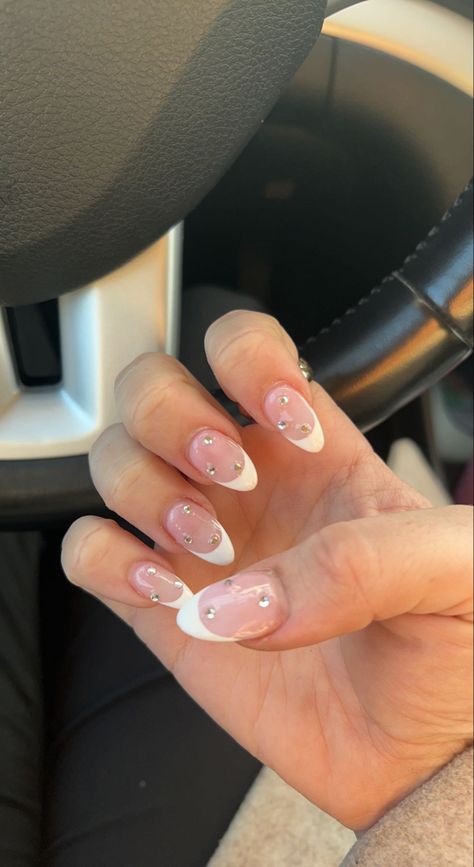 Oval French Tip With Design, Short French Nails Almond Shape, Short Round Nails With Rhinestones, French Almond Nails Design Art Ideas, Oval Shape Acrylic Nails Design, Nail Ideas With Jewels, Mini Almond Nails Designs, French Top With Diamonds, Oval French Nails With Rhinestones