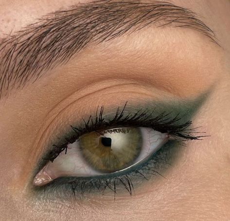 Eye Make Up Ideas For Green Eyes, Green Eye Makeup For Hooded Eyes, Green Eyeshadow Hazel Eyes, Make Up Looks For Green Eyes, Make Up Vert, Eye Make Up For Hazel Eyes, Make Up Ideas For Green Eyes, Eye Makeup Green Eyes, Make Up Green Eyes