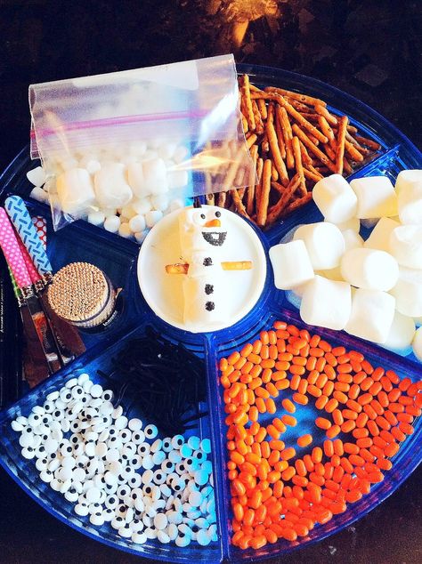 Throwing a Frozen Birthday Party: Fun Kid's Craft, making Olaf out of marshmallows.  Perfect thing to do "In summer" Marshmallow Olaf Build A Snowman, Olaf Marshmallow Snowman, Melted Olaf, Edible Snowman, Olaf Marshmallow, Edible Snow, Olaf Cupcakes, Olaf Birthday Party, Frozen Snacks