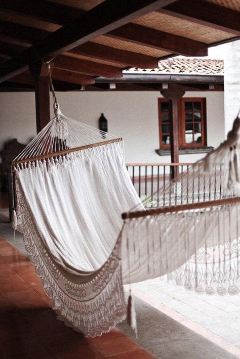 DIY:  Homemade Hammock Diy Outdoor Lounge, Homemade Hammock, Pergola Modern, Diy Hammock, Metal Pergola, Hanging Hammock, Cement Planters, Hammock Stand, Diy Camping