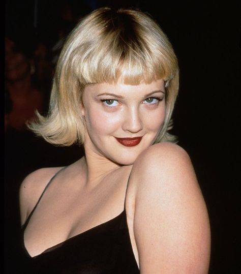 Drew Barrymore Doesn't Look 44 Years Old—Here Are 17 Reasons Why Drew Barrymore Hair, Drew Barrymore 90s, Best Makeup Artist, Naomi Watts, Beauty Games, Cameron Diaz, Drew Barrymore, Blonde Bobs, Beauty Expert