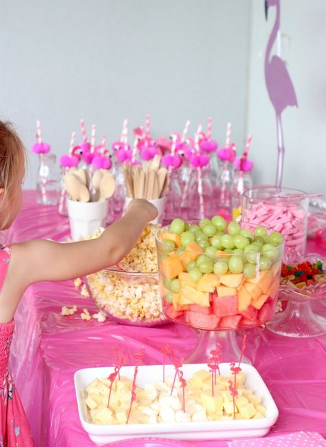 Food and table setting ideas - Pink Flamingo Girl's Birthday Party Ideas mypoppet.com.au Flamingo Party Food, Pink Flamingo Birthday Party, Party Table Ideas, Pink Flamingo Birthday, Flamingle Party, Flamingo Party Decor, Flamingo Pool Parties, Pink Flamingo Party, Flamingo Themed Party