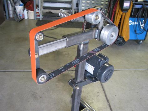 plans for building your own belt sander - Pirate4x4.Com : 4x4 and Off-Road Forum Belt Grinder Plans, Knife Grinder, Knife Making Tools, Diy Belts, Belt Grinder, Blacksmith Tools, Belt Sander, Work Bench, Garage Tools