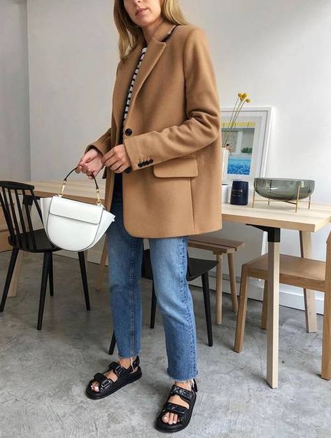 What to Wear in 15-Degree Weather: Your 9-Piece Capsule | Who What Wear UK Mode Dope, Camel Blazer, Dad Sandals, Elegante Y Chic, Jumper Outfit, Outfit Vintage, Blazer Outfit, Sandals Outfit, Outfit Jeans