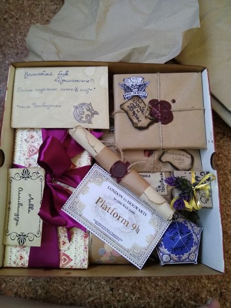 Harry Potter Gift Box Diy, Handmade Harry Potter Gifts, Harry Potter Christmas Presents, Harry Potter Present Ideas, Harry Potter Gift Ideas Diy, Harry Potter Gift Basket, Harry Potter Presents, Harry Potter Gift Box, Harry Potter Themed Gifts