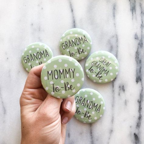 Mommy to Be Pin Grandma Aunt Daddy To-be Button Baby Shower - Etsy Mommy To Be Pins, Baby Shower Sash, Baby Shower Pin, Baby Shower Corsage, Maternity Sash, Shower Stuff, Corsage Pins, Mommy To Be, Shower Inspiration