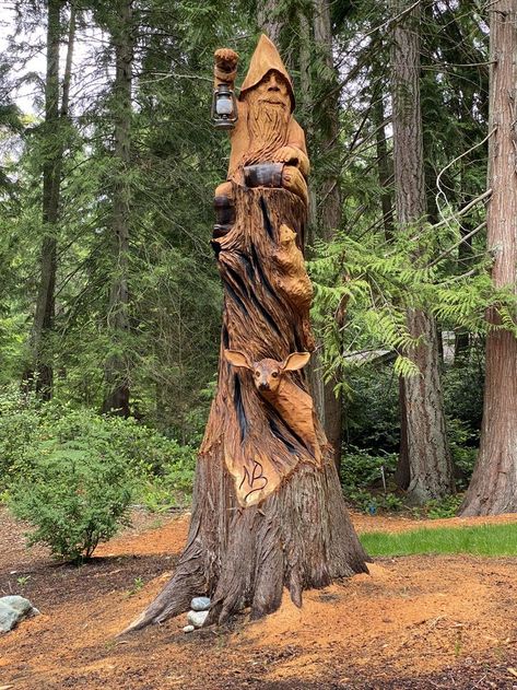 Gnome tree chainsaw carving Stump Carvings Sculpture, Carved Stump Ideas, Tree Trunk Art Projects, Wood Carving Tree Stumps, Chainsaw Carvings Ideas Tree Stumps, Carved Tree Stumps Wood Sculpture, Gnome Tree Carving, Chainsaw Art Tree Trunks, Tree Stump Carvings Chainsaw