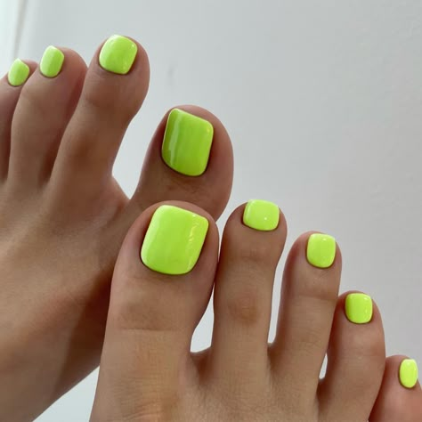 Amazon.com: Lime Green Press on Toenails Short,SXVME Square Fake Toe Nails Reusable Short Toenails Press ons, Summer Toe Nails Acrylic False Toenails,Full Cover Glue on Toe Nails for Women in 24PCS : Beauty & Personal Care Green Toes, Green Toe Nails, Toenail Designs Summer, Lime Green Nails, Fake Toenails, Summer Pedicure, Gel Toe Nails, Nagellack Trends, Acrylic Toes