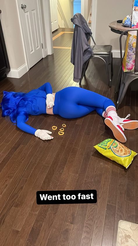 Sonic Cosplay, Sonic Costume, Silly Images, I Have No Friends, Internet Funny, Really Funny Pictures, The Hedgehog, On The Floor, The Floor