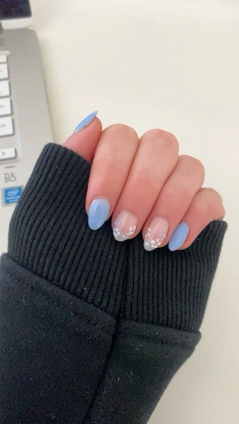 Light Blue Floral Nails, Light Blue Hoco Nails, Blue And White Nails Simple, Nail Design With Blue, Blue And White Gel Nails, Blue And White Flower Nails, White Nails With Blue Flowers, Nails Blue Flowers, White Flowers Nails