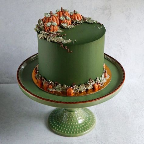 Bakey Bakes on Instagram: "I’ve made so many fall themed cakes in my life, here are 5 random ones I still find cute! Which is your fave?" Autum Cakes Ideas, Fall Theme Cake Ideas, Autumn Theme Cake, Fall Decorated Cakes, Fall Themed Cakes, November Cake, Fall Cake Designs, Fall Theme Cakes, Thanksgiving Cakes Decorating