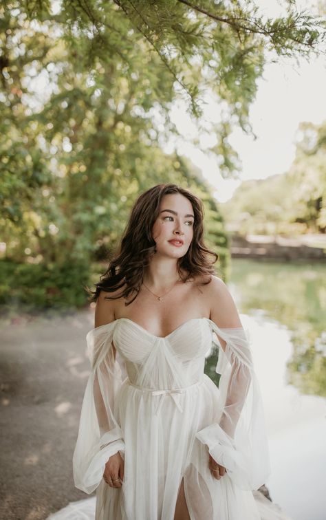 This enchanting boho wedding dress combines sleek modern sensibilities with bohemian details for the free-spirited bride. Earthy Wedding Dresses, Stella York Bridal, Wedding Dresses Whimsical, Stella York Wedding Dress, Wedding Dress Flowy, Wedding Dress With Pockets, Pretty Wedding Dresses, Ethereal Wedding, Stella York