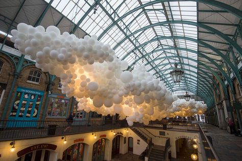 charles petillon heartbeat 100,000 white balloons covent garden designboom Cloud Balloons, Public Art Installation, Floating Balloons, London Market, Balloon Clouds, Covent Garden London, Balloon Installation, London Design Festival, Colossal Art