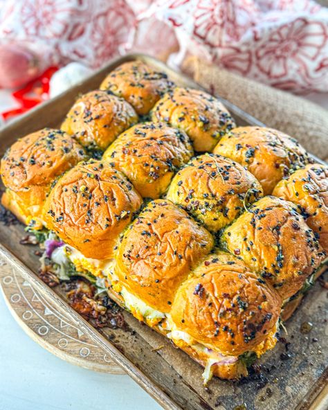 Indian Fusion Finger Food, Indian Street Food Party Ideas, Vegetarian Sliders For A Crowd, Indian Food Party Ideas, Veg Appetizers For Party Indian, Make Ahead Indian Appetizers, Indian Finger Food Parties, Veg Sliders, Diwali Dinner Menu Ideas