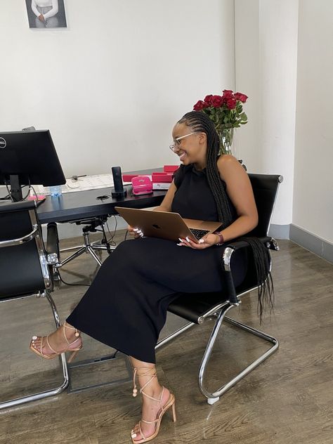 Corporate Poses, Black Business Woman, Growth Manifestation, Working Girl Outfits, Girl Outfits Aesthetic, Soft Feminine Outfits, Faceless Instagram, Cute Professional Outfits, Corporate Baddie