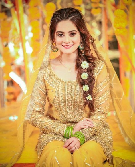 Simple Mehndi Dresses, Pakistani Mehndi Dress, Mayon Dresses, Pakistani Bridal Hairstyles, Bridal Mehndi Dresses, Mehndi Dresses, Mehndi Dress, Desi Wedding Dresses, Bridal Dresses Pakistan