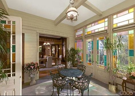 Charmed Halliwell Manor solarium / Interior casa de la serie Embrujadas Halliwell Manor, Practical Magic House, Tv Show House, Charmed Tv, Magic House, House Inside, Sims House, House Inspo, Victorian Homes