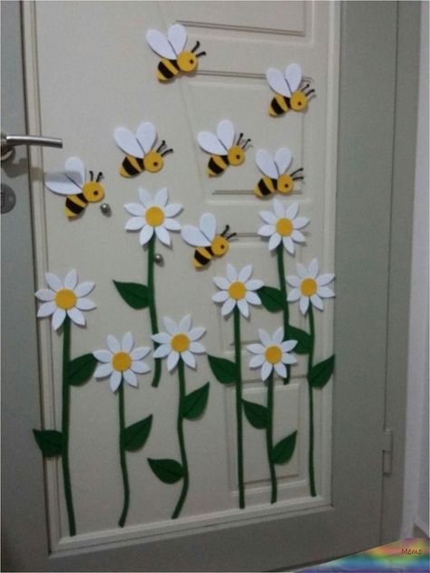 Bee Themed Classroom, School Door Decorations, Kraf Kertas, Spring Classroom, School Doors, Flower Mobile, Door Decorations Classroom, Paper Flowers Craft, Bee Crafts