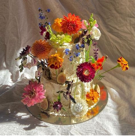 Homemade Bday Cake, Maximalist Birthday Cake, Flower Bday Cake, Aesthetic Flower Cake, Fairy Core Cake, Midsommar Cake, Cakes With Real Flowers, Maximalist Cake, Flower Cake Aesthetic