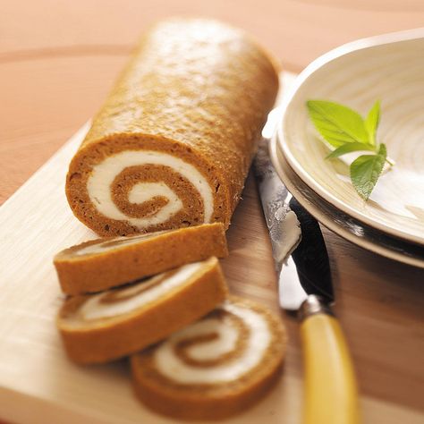 Low-Fat Pumpkin Cake Roll Recipe -Pumpkin keeps this cake moist and replaces the oil found in a typical layer cake; so you're getting vitamins, not fat. Serve this one up and your guests will rave—and no one has to know just how easy it was! —Heidi Reinhard, Montpelier, Indiana Pumpkin Cake Roll, Pumpkin Roll Cake, Pumpkin Rolls Recipe, Cake Roll Recipes, Pumpkin Roll, Fall Foods, Roll Recipe, Roll Cake, Sugar Free Desserts